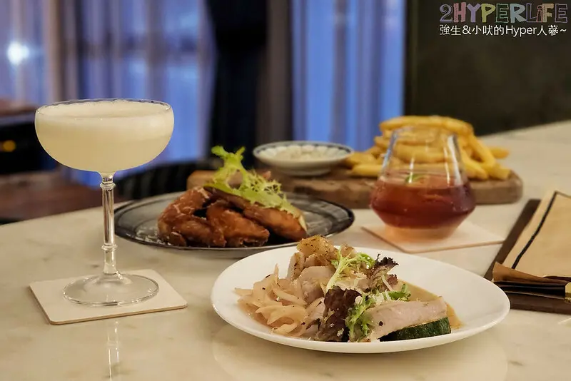 從外面看進去很神秘的透明玻璃屋餐9館，餐點和調9都有記憶點，八點才營業太早來吃不到～