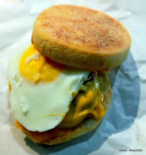 (石牌美食)「路易莎咖啡Louisa Coffee 石牌裕民店」--- 香醇濃郁「莊園美式精品咖啡」與軟嫩可口「豬肉瑪芬堡加蛋」。