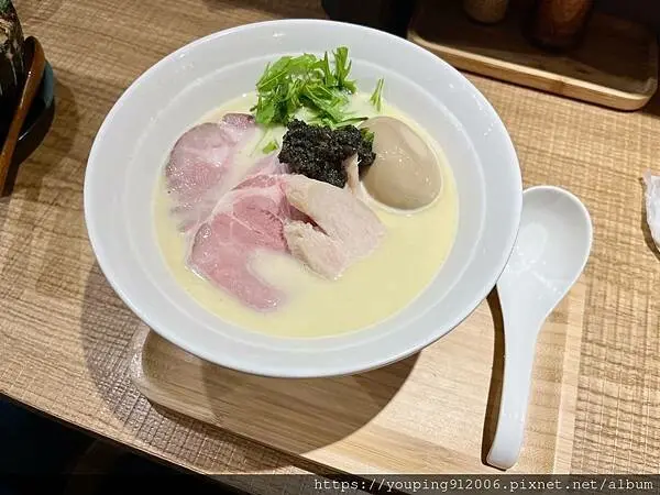 新北淡水區｜鷄道樂 雞湯拉麵專門店，太晚來可是要做好排隊的心理準備，清湯濃湯都各有擁護者，還有我熱愛的松露拉麵(附菜單)！