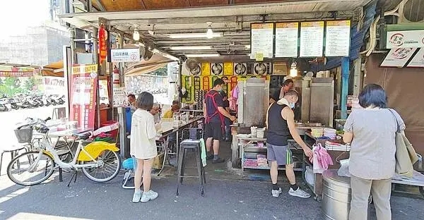 【南機場美食】曉迪筒仔米糕｜超便宜又美味的銅板小吃店！必吃滷肉飯