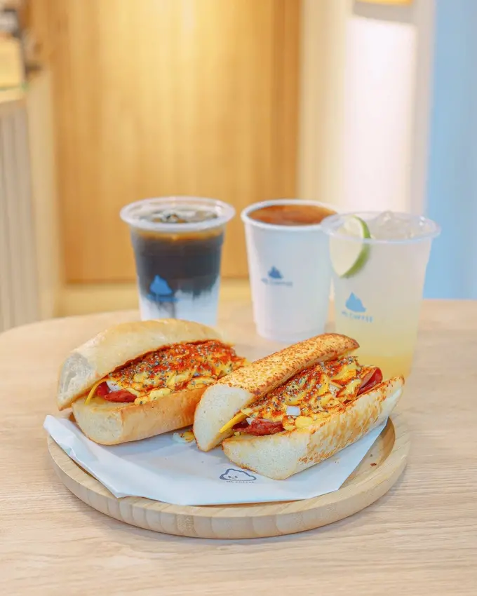 餅乾杯裡裝咖啡?!創意曲奇拿鐵必喝，聯名竹炭蜜香拿鐵買一杯就送限量街舞課程，信義區文青咖啡店 | 【台北 信義區】M5 Coffee 介丘咖啡 - 台北信義門市