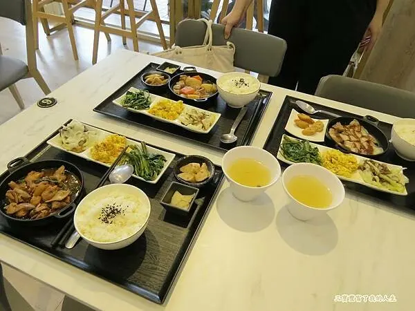 台中北屯便當推薦【鮮做飯】一間精緻便當店 內用舒適 外帶輕鬆 菜色豐富份量足 不一樣的便當店