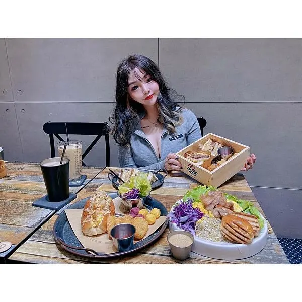 [桃園早午餐推薦] 肉Sandwich 桃園國聖店 浮誇級別的早午餐 厚度讓人直呼OMG 空間寬敞 CP值極高的早午餐 內附隱藏吃法及停車資訊