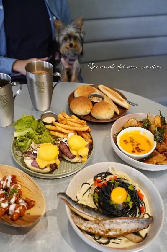 貳樓餐廳-超美航空站裝潢早午餐廳，第一次帶狗狗外出用餐首選餐廳！！板橋早午餐推薦
