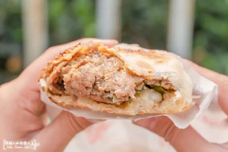 埔里菜市場炭香味十足的胡椒餅，雖然小漲5元，但買氣依舊不減～