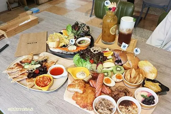 一中商圈早午餐｜台中美食【洄流Stream早午餐】現做美味餐點 洄流無敵大早午餐 沙拉富翁 充滿愛心的寵物友