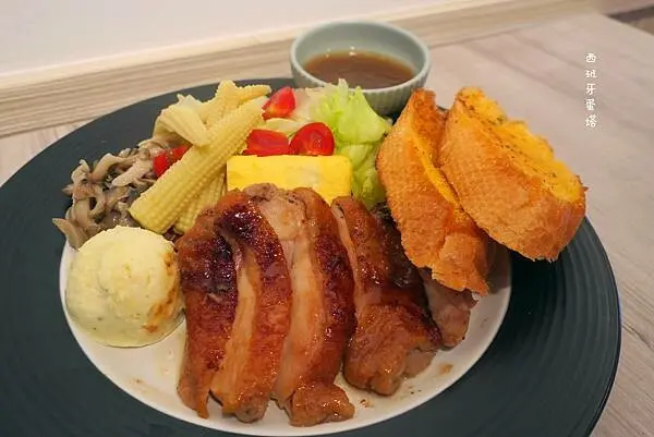 How齊 Brunch ｜台北八德路巷弄內的小清新早午餐，從白天到晚上都有提供餐點！醬料都是店家親力親為製作，用心都吃的到！