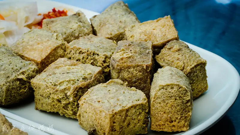蘇澳倫記臭豆腐  酥脆香酥   帶點綠色的神奇臭豆腐  宜蘭在地人才知道的隱藏版小吃  南天宮金媽祖旁鐵皮屋
