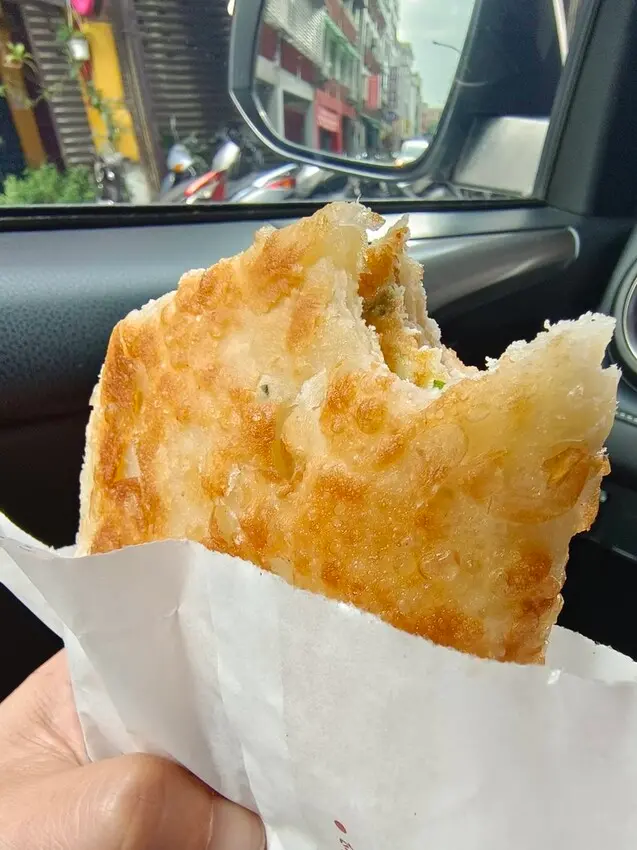 【台北.石牌】石牌無名手工蛋餅中式早餐。推現桿超Q超酥蛋餅+超香混漿+蘿蔔糕