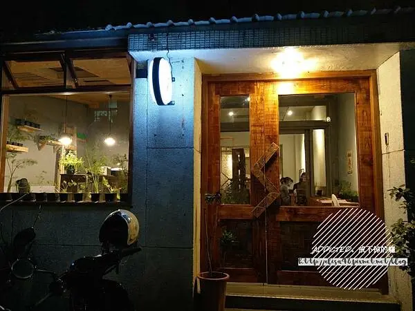 台北文山-[Sunday Morning 星期天早上] 近萬隆捷運站步行5分鐘，美味香料咖哩與印度烤餅，溫潤順口香料奶茶，文青蔬食友善老宅咖啡館