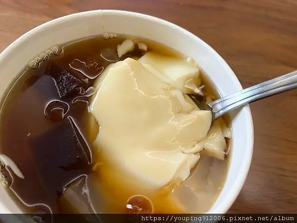 台北文山區｜木箱豆花小攤車 經過常看到在排隊的純手工豆花，且所有湯底和配料皆為老闆當天手工製作(附菜單