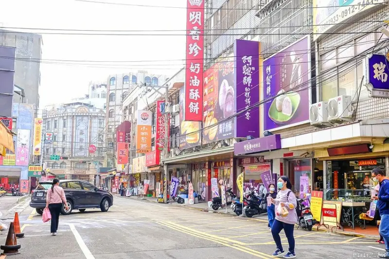 拜完大甲媽後，逛個大甲觀光商圈一條街，蓬鬆香甜釣鐘燒，肉鬆Q餅、鬆塔、紫芋酥，伴手好物挑起來！