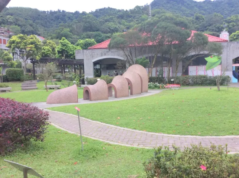 [石碇服務區] 休憩、方便、用餐、裝置藝術/四稜砂岩/光陰隧道/時空漂鳥