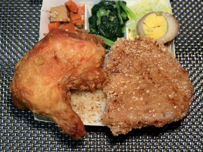 台南便當／隱藏在土魠魚羹專賣店的美味便當／飄香30多年／忠實顧客每天吃都吃不膩／在地老饕私藏口袋名單／用餐時段必排隊