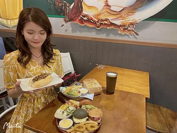 早午餐推薦【濰克UP早午餐】高CP首選早午餐。必吃特色小漢堡軍團，三種口味小漢堡一次收集~