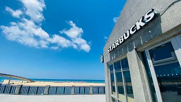 北台灣最美的星巴克【星巴克福隆觀海門市】福隆海水浴場海景第一排/擁有最美無敵海景/LINEFRIENDS夏日明星派對快閃店/龍洞灣岬步道/東北角最佳的中繼休憩站
