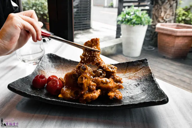 紅皇后川酒• RED QUEEN BISTRO｜大安區台北市–時尚感的川菜餐酒館，環境跟餐點表現都很不錯