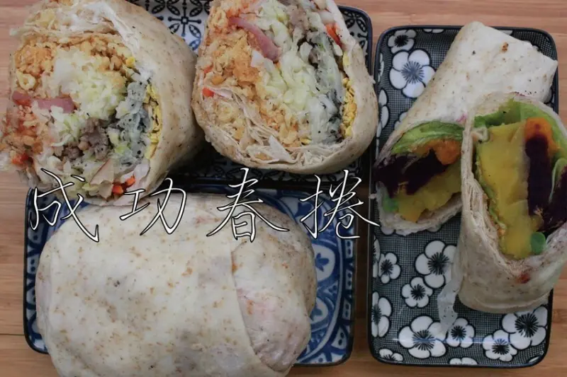 高雄市三民區吃。高雄美食｜三民區。「成功春捲」與磚頭一樣粗的自製全麥皮春捲，有花生粉和芝麻粉兩種供挑選添加「成功