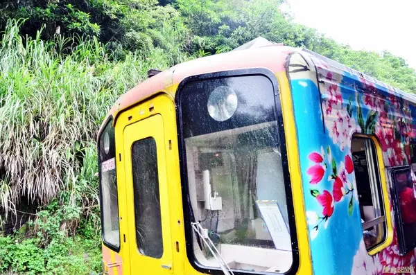 離開了十分，平溪老街上人潮熙嚷，這次是為了放天燈來的！-- 平溪車站