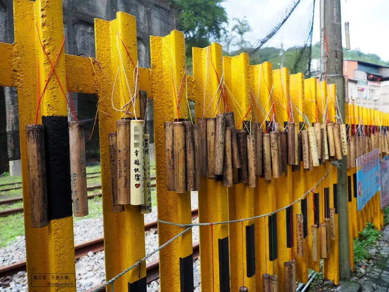 搭著公車旅行去→台灣好行795平溪線：滿天希望的菁桐坑站