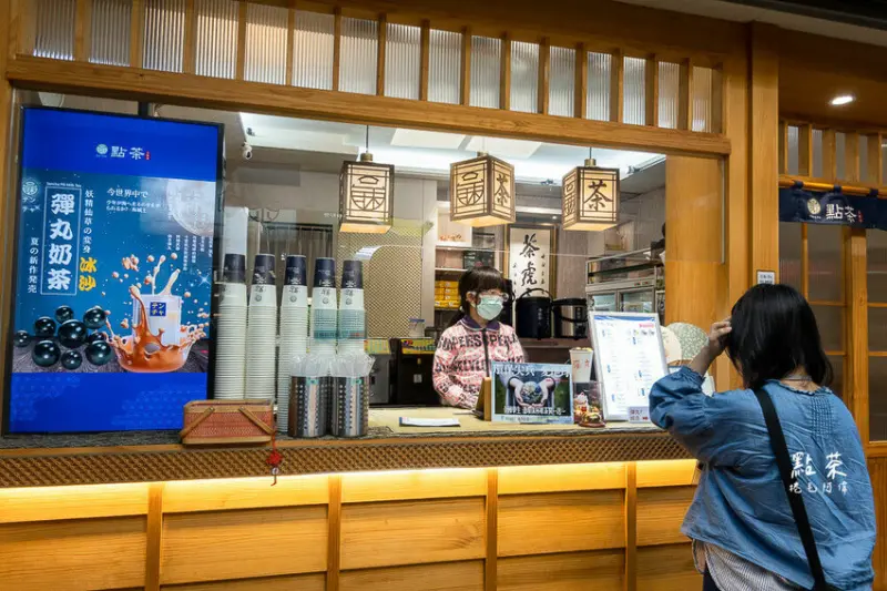 台中市西區點茶三昧 | 台中中美街飲料推薦，巨大配料評價兩極，但茶拿鐵是真不錯～