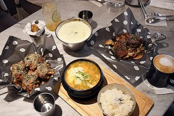 高雄市苓雅區廣受大家好評的高雄韓式餐廳推薦【KATZ卡司複合式餐廳－高雄店】絕對一訪再訪，每次吃都不會膩～