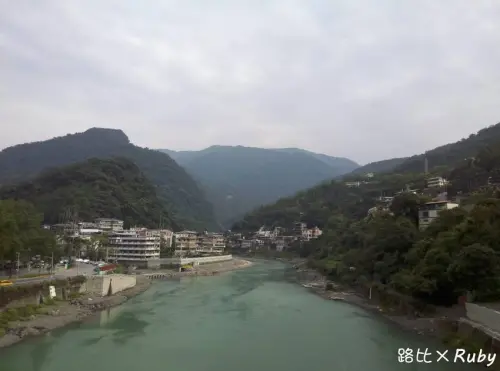 【台灣旅遊 / 新北 / 烏來 】烏來一日遊 搭乘纜車前往雲仙樂園 坐坐超卡哇伊烏來台車