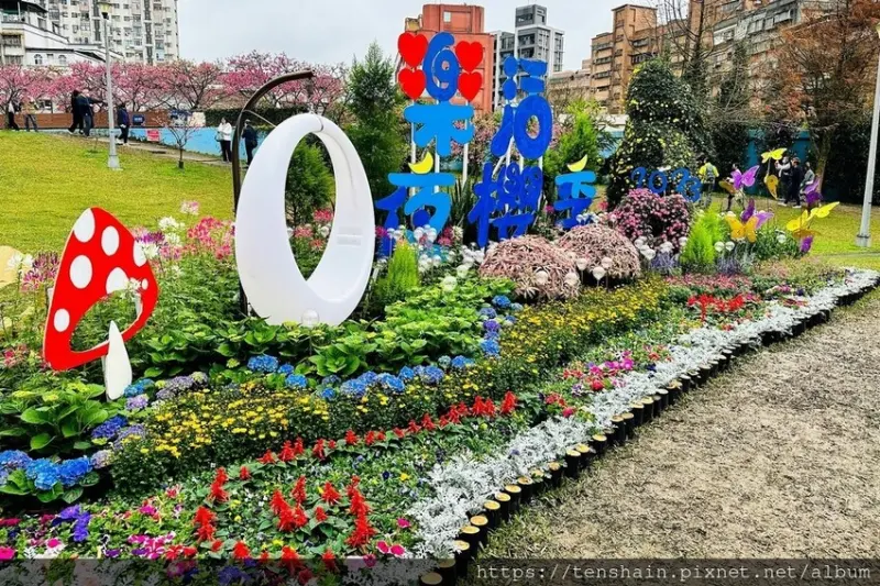[內湖美食]冬湖火鍋 東湖店再進化！ │ 60年老經驗總鋪師，研發＂特製純素麻辣臭豆腐＂ │ 中式手工豆腐+日式甘辛+川式香麻爽+七種藥材+自炒花椒油，蹦出絕妙好滋味，不吃不可！ │