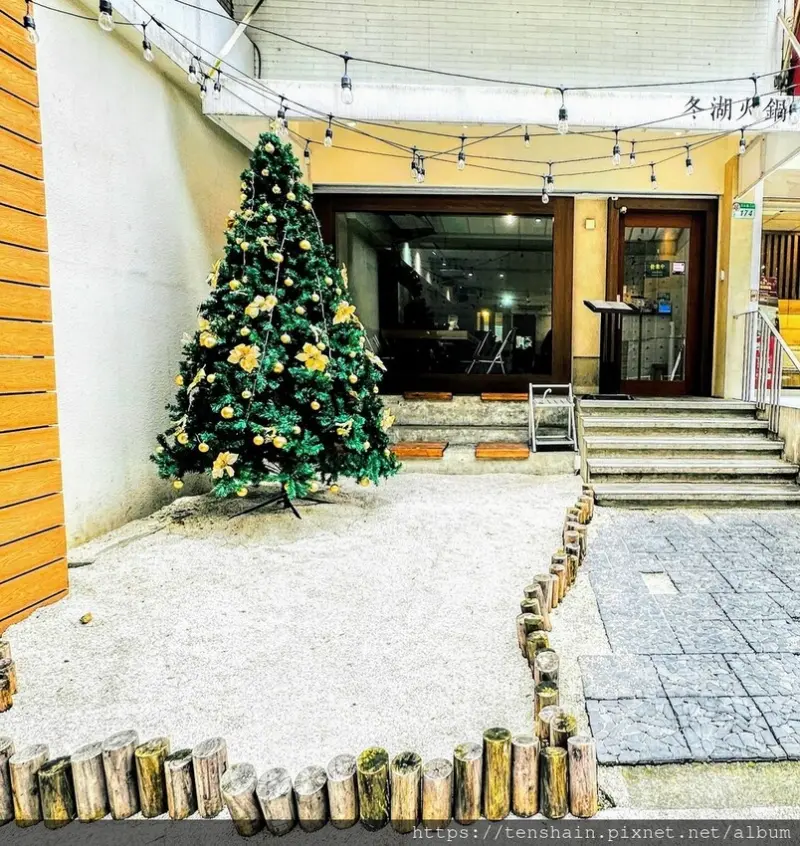 [內湖火鍋推薦]冬湖火鍋東湖店│新春圍爐吃火鍋最佳首選，XXXL大肉盤團團又圓圓，紅艷又吉祥，包你兔年大發│台北市2023樂活夜櫻季友善店家認證，賞花吃美食，五感大滿足│