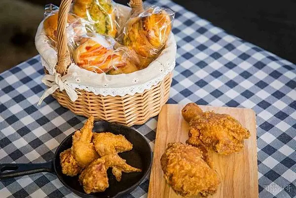 桃園八德美食點心推薦-群悅炸雞！吃了之後會讓人念念不忘的美味炸物，皮薄脆肉多汁～今天的點心就決定是炸雞了啊啊！話說旁邊的麵包也很好吃喔～