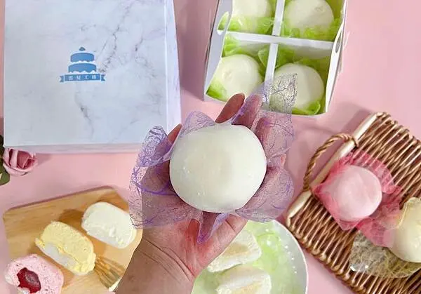 (宅配美食)雲兒工坊 中秋節限定推出雪莓娘禮盒送禮自用兩相宜 一顆重達120g真材實料 生乳冰淇淋口感 原味草莓芒果口味 還有金枕頭榴槤!