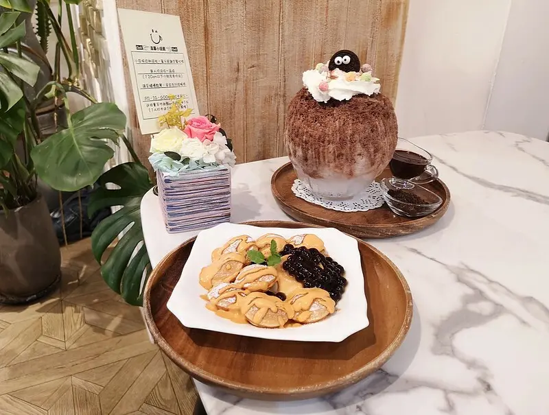 【板橋冰品推薦】肩併肩日式冰品屋，日式刨冰好拍又好吃，泰奶口味的小圓鬆餅也很欠吃~(附菜單價位)