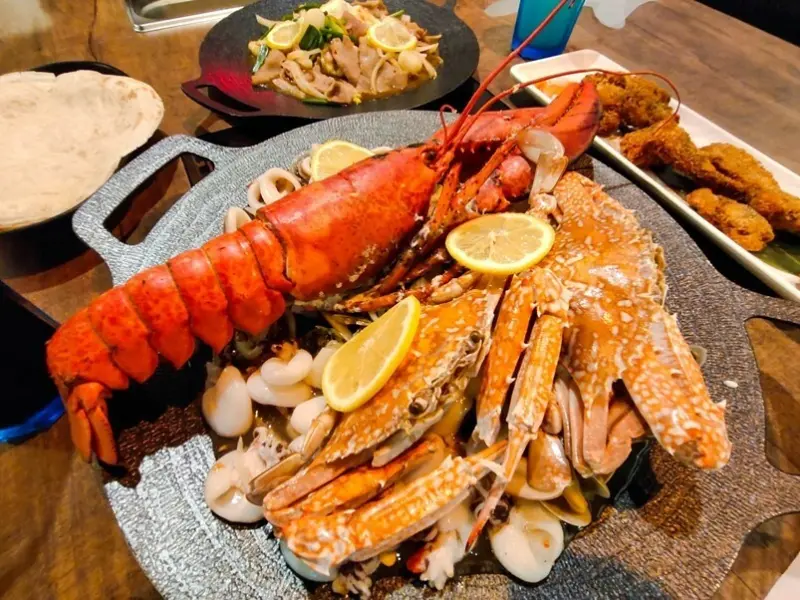 【食記】台北松山區美食，帆船異國手抓海鮮，新鮮食材一鍋端，手抓才來得及享受超美味