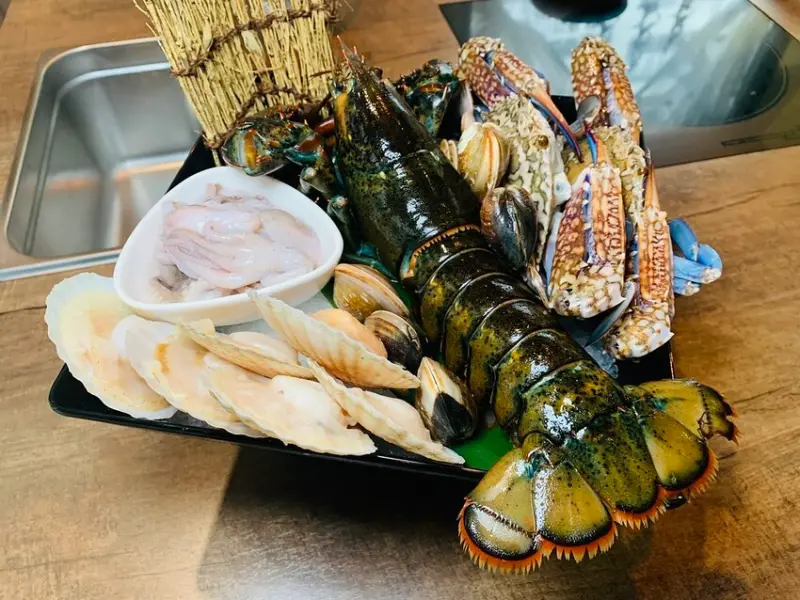 【台北火鍋】帆船異國手抓海鮮料理，多種異國風味火鍋，龍蝦肉質超Q彈、手抓海鮮超美味，海鮮控最愛