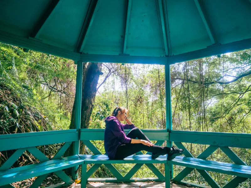 ▲新北鶯歌石步道上有木頭漆上的顏色很Tiffany藍的涼亭 / 是艾思，不是火拳。 提供、WalkerLand窩客島整理