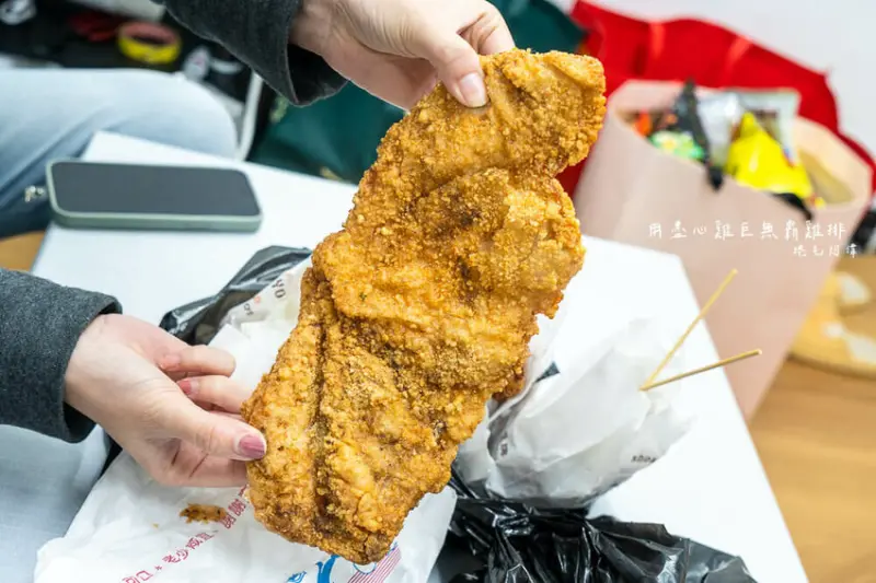 台中市烏日區用盡心雞巨無霸雞排 | 台中最大最浮誇大雞排！一天只賣7小時，周末還休息～