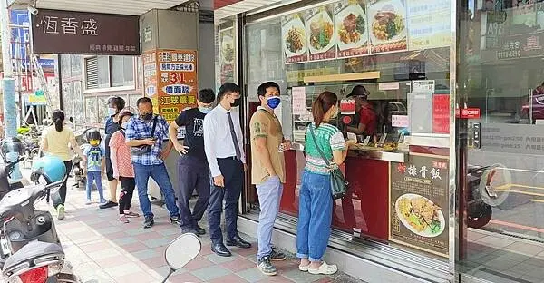 【板橋美食】恆香盛｜還沒用餐時間就大排長龍的超人氣排隊排骨飯