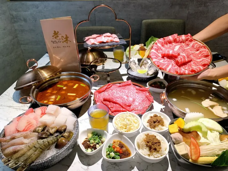 三重新開幕火鍋，麻辣鍋+牛奶鍋超好吃，營業到半夜1點可以吃宵夜，有當月壽星優惠，小聲的說老闆帥帥的