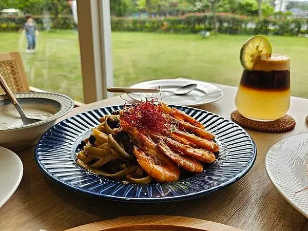 (胖樺食記)桃園龍潭推薦好吃好拍咖啡廳「The畔cafe&dining」/湖光山色享用美味的燉飯義大利麵/完整菜單/下午茶