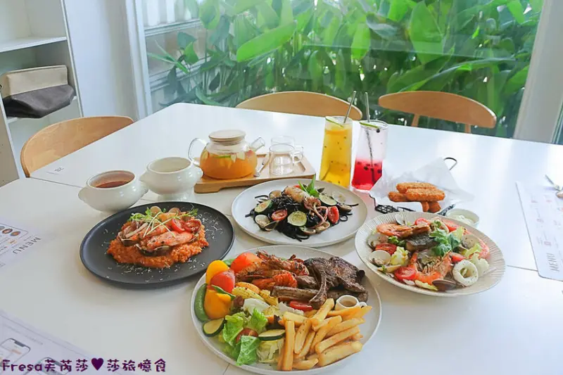 台中義式【Listening６７林森６７】城市角落貨櫃玻璃屋餐廳.森林系綠植樹木超悠閒.森系精緻下午茶超浪漫│道