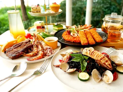 台中最美貨櫃屋餐廳，隱身在都市叢林內，大片落地窗包廂還有生態池可以欣賞，餐點不只好看也好吃