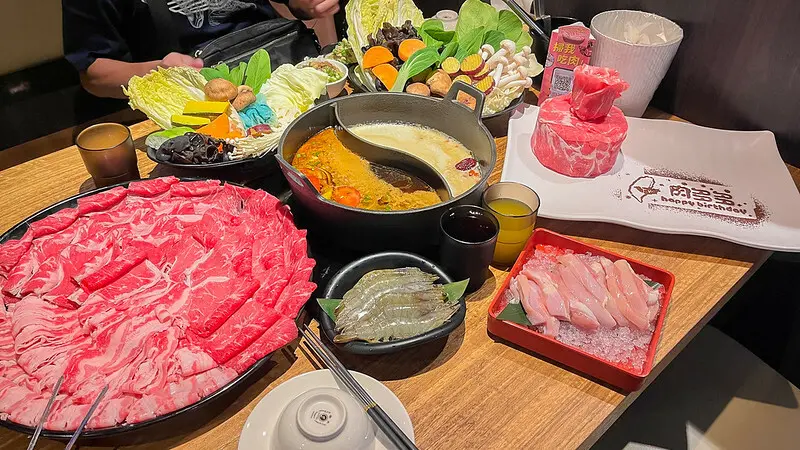 台南肉多多火鍋遠百公園店/肉多多開了50家你知道嗎?原來大家石 頭火鍋都在肉多多吃!!/石頭火鍋是台灣人的最愛,肉多多直營 連開50家的特調心法