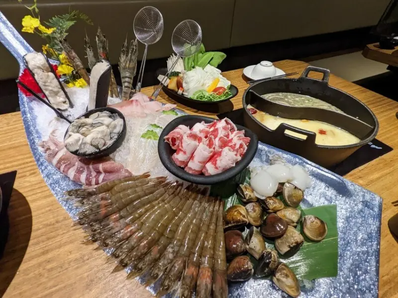 肉多多火鍋 台南大遠百公園店｜一上桌就令人驚呼的超霸氣巨無霸海鮮船！三人行必有麻辣吃提前預訂還招待超人氣神湯爆炒川府麻辣湯！台南火鍋推薦、台南麻辣鍋推薦、台南麻辣火鍋推薦、台灣火鍋第一品牌、最潮火鍋品