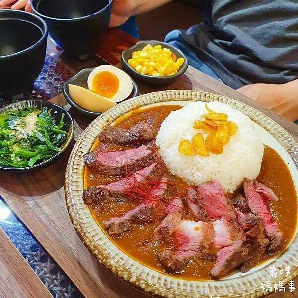【高雄・前鎮】新高軒(夢時代店)│咖哩香味濃郁好吃，雞豬牛都有，還有湯咖哩!復古裝潢，藝人唐禹哲咖哩專賣
