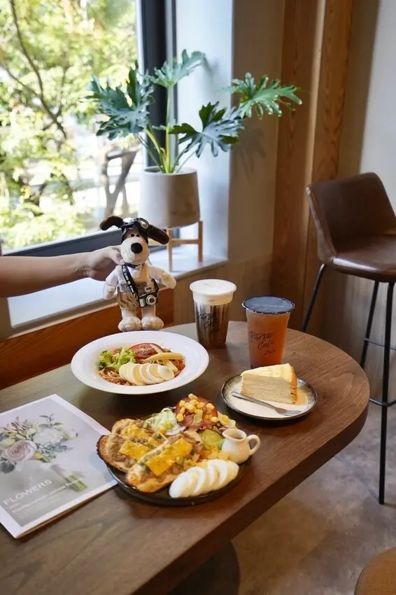 彼得好咖啡-寬敞明亮的三層樓用餐空間、不限時、有充電插座，義大利麵、早午餐、甜點、咖啡，超高CP值咖啡廳!!