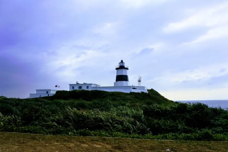 【旅遊】新北石門吃海鮮！富貴角燈塔賞海天一色、探茶園品紅茶、極北藍點嘗泡芙