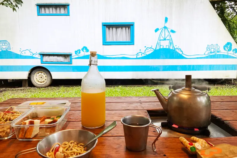 【三峽皇后鎮森林｜露營車一泊二食Part2】風車house套裝住宿 / 庭院BBQ晚餐 / 陽光西式早餐 / 森林手作趣