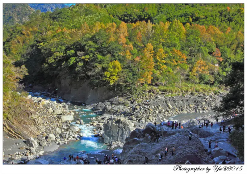[遊記]【新竹縣尖石鄉】秀巒吊橋賞楓~野溪溫泉~軍艦岩~鎮西堡長老教會~宇老觀景台雲海美景