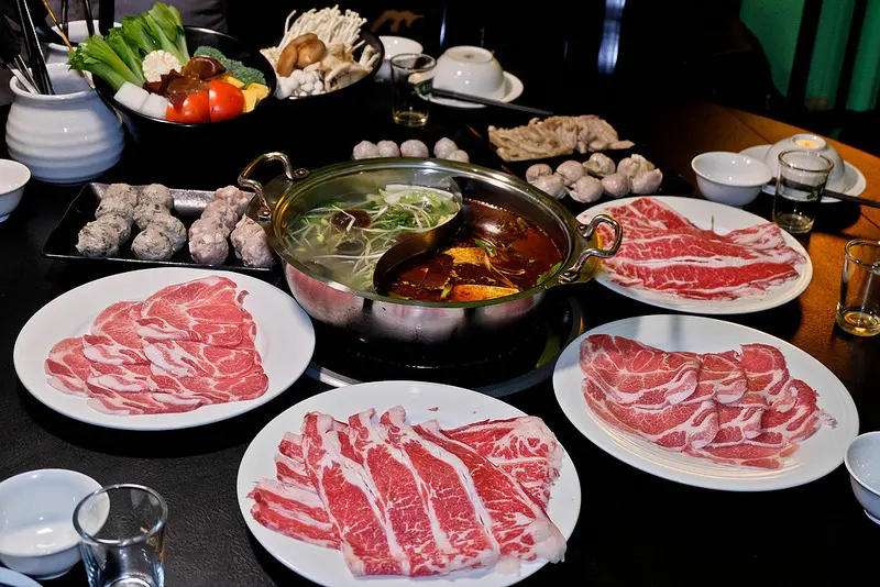 香港私宅打邊爐,頂級麻辣湯頭配上超棒港式手工丸子, XO醬炒海鮮公仔麵必吃