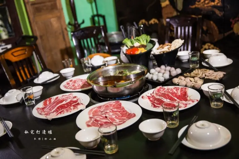 台北｜香港私宅打邊爐｜終於吃到了～！！！古色古香私宅裡的港式火鍋獨創一鍋三吃～帶點微微辣度的咖哩鍋超迷人！捷運南京復興美食 @麥仔の生活日記